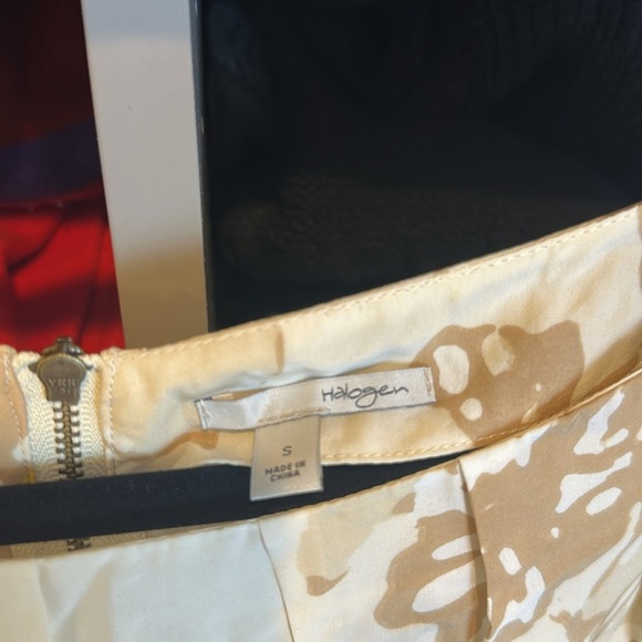 Halogen cream/yellow/brown floral cap sleeve pleated blouse size S NWT - Picture 2 of 3